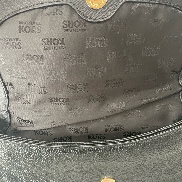 💯% Authentic Michael Kors crossbody - Picture 6 of 13